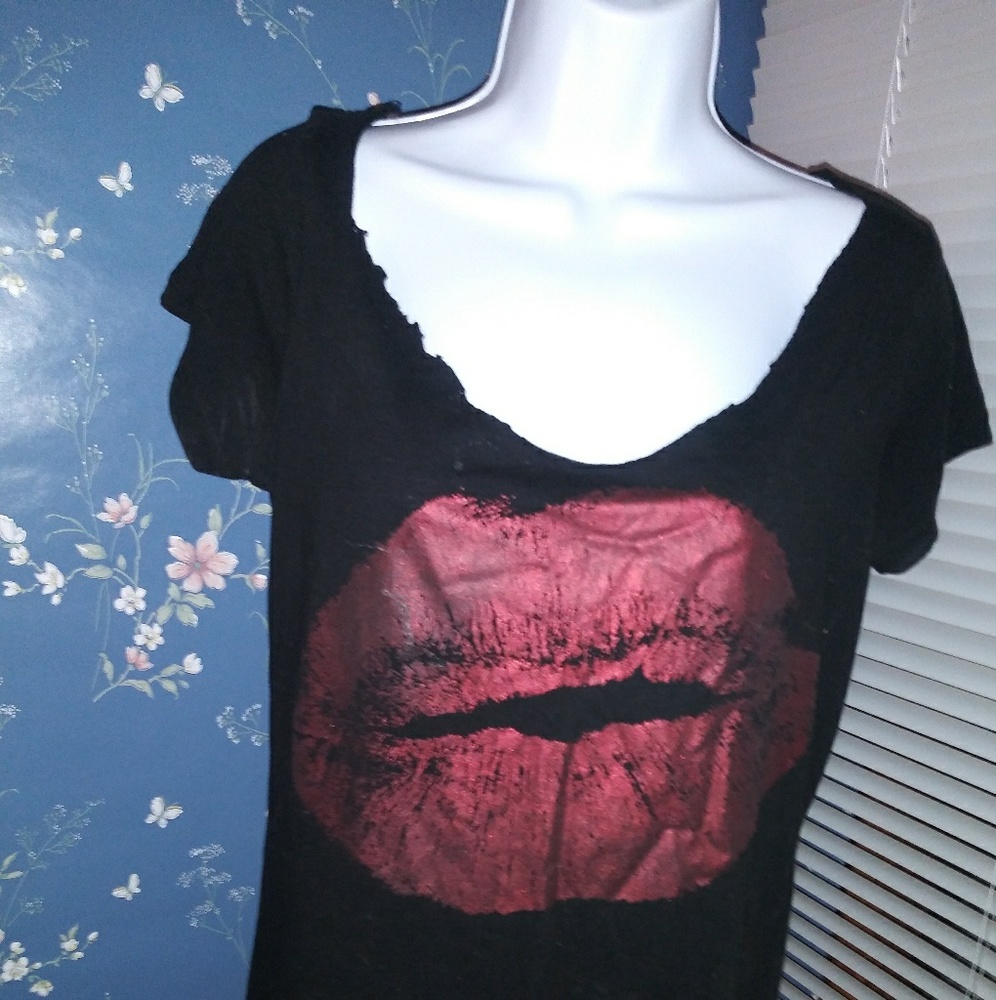 Black tee shirt with luscious lips